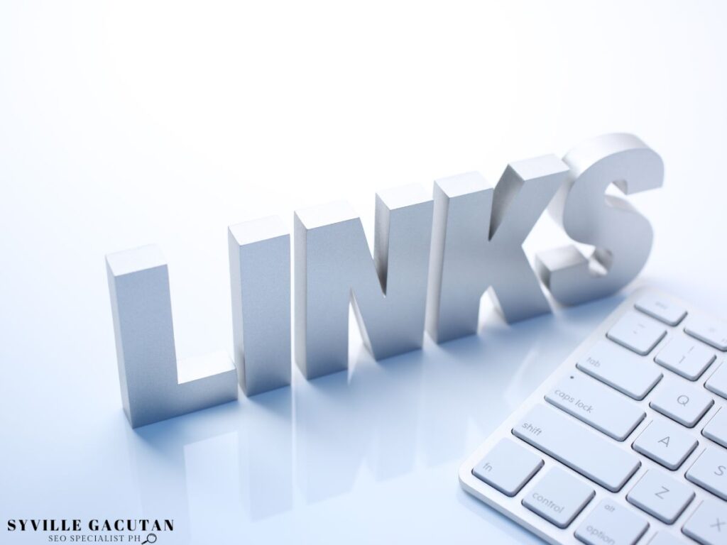 3D "LINKS" letters beside a keyboard
