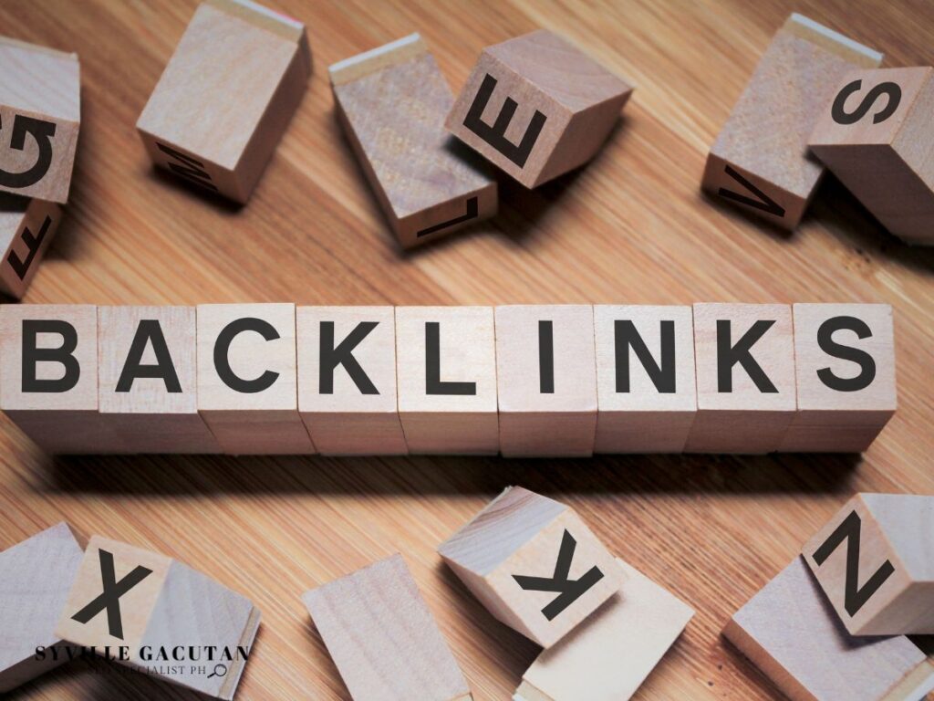 Wooden blocks spelling "BACKLINKS" on a table.