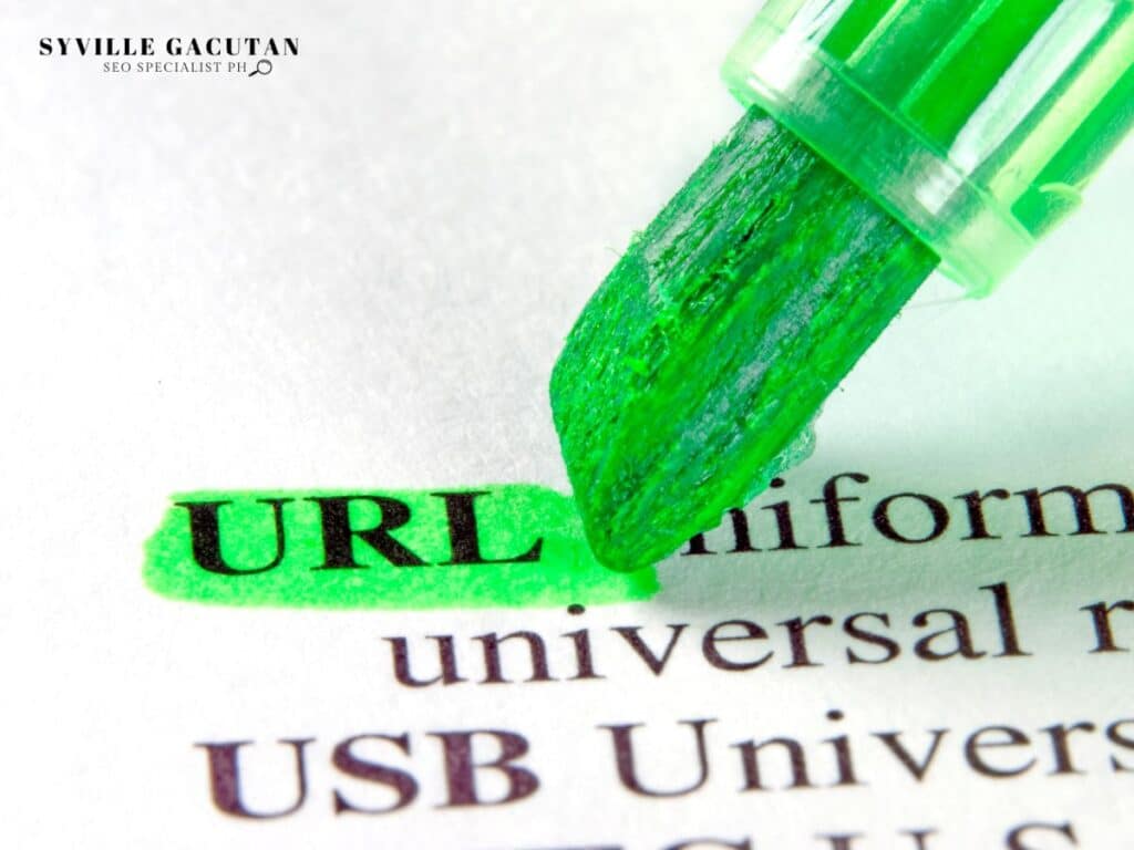 Green highlighter marking "URL" in text, focusing on importance of URL optimization.